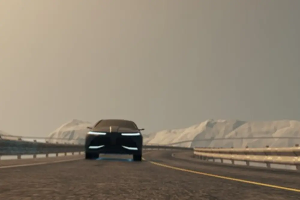 Auto rijdt op een straat met besneeuwde bergen in achtergrond