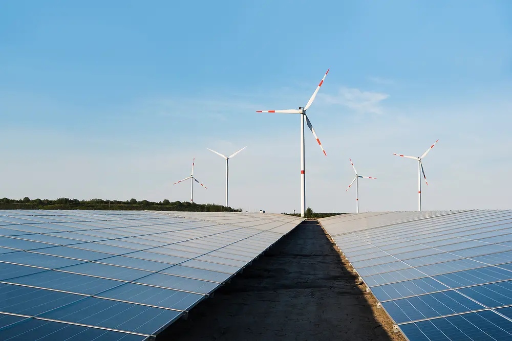 Éoliennes et panneaux solaires