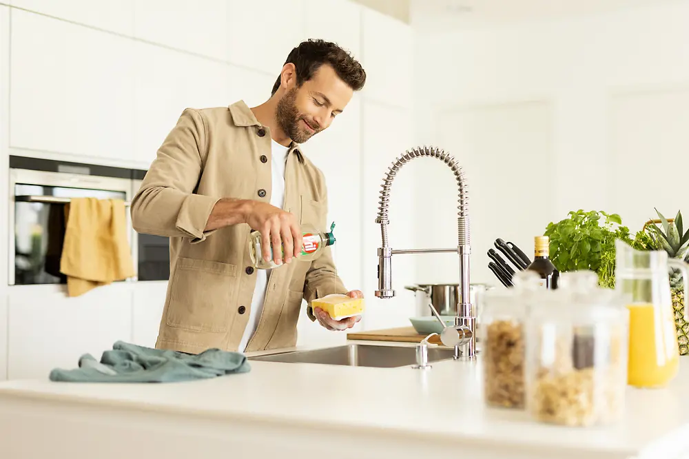 Man in keuken doet de afwas