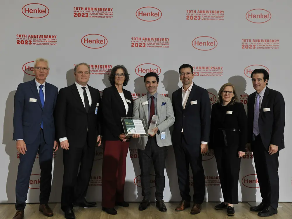 
Sustainability Award 2023 for Kraton (from left to right): Ernst Stoelzel – Vice President Sales & Marketing for Performance Products at Kraton Polymers – Minco van Breetvoort, President Kraton Pine Chemicals, Marianne Ros – Vice President Research & Development, Kraton Pine Chemicals, Pedro Lopes – Chief Sustainability Officer at Kraton, Mark Dorn – Executive Vice President Henkel Adhesive Technologies, Pernille Olsen – Corporate Senior Vice President Packaging & Consumer Goods at Henkel Adhesive Technologies, Kevin Campbell – Vice President of Commercial and Procurement, Kraton Pine Chemicals