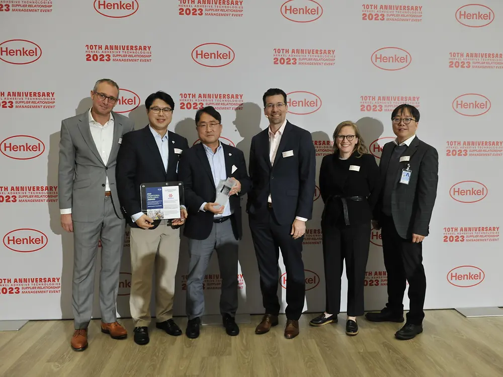 
Operational Excellence Award 2023 for Kolon (from left to right): Johannes Legrand – Corporate Senior Vice President Operations and Supply Chain at Henkel Adhesive Technologies, Jihoon Cho – Manager Hydrocarbon Resin Business at Kolon Industries, Gerald Lim – Head of Hydrocarbon Resin Sales at Kolon Industries, Mark Dorn – Executive Vice President Henkel Adhesive Technologies, Pernille Olsen – Corporate Senior Vice President Packaging & Consumer Goods at Henkel Adhesive Technologies, David Kim – Representative of Kolon Europe