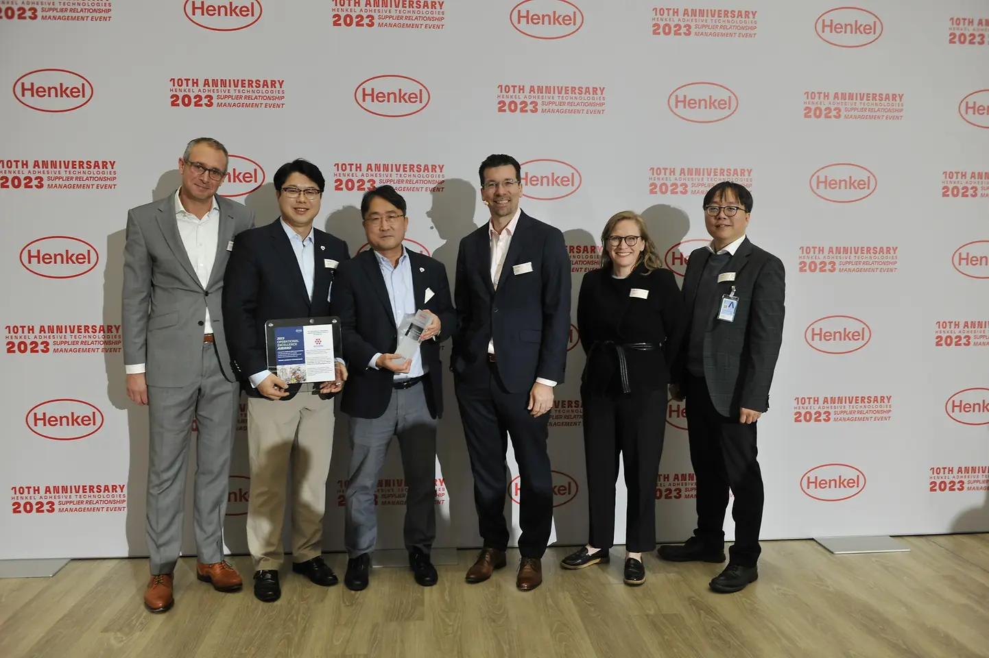 
Operational Excellence Award 2023 for Kolon (from left to right): Johannes Legrand – Corporate Senior Vice President Operations and Supply Chain at Henkel Adhesive Technologies, Jihoon Cho – Manager Hydrocarbon Resin Business at Kolon Industries, Gerald Lim – Head of Hydrocarbon Resin Sales at Kolon Industries, Mark Dorn – Executive Vice President Henkel Adhesive Technologies, Pernille Olsen – Corporate Senior Vice President Packaging & Consumer Goods at Henkel Adhesive Technologies, David Kim – Representative of Kolon Europe