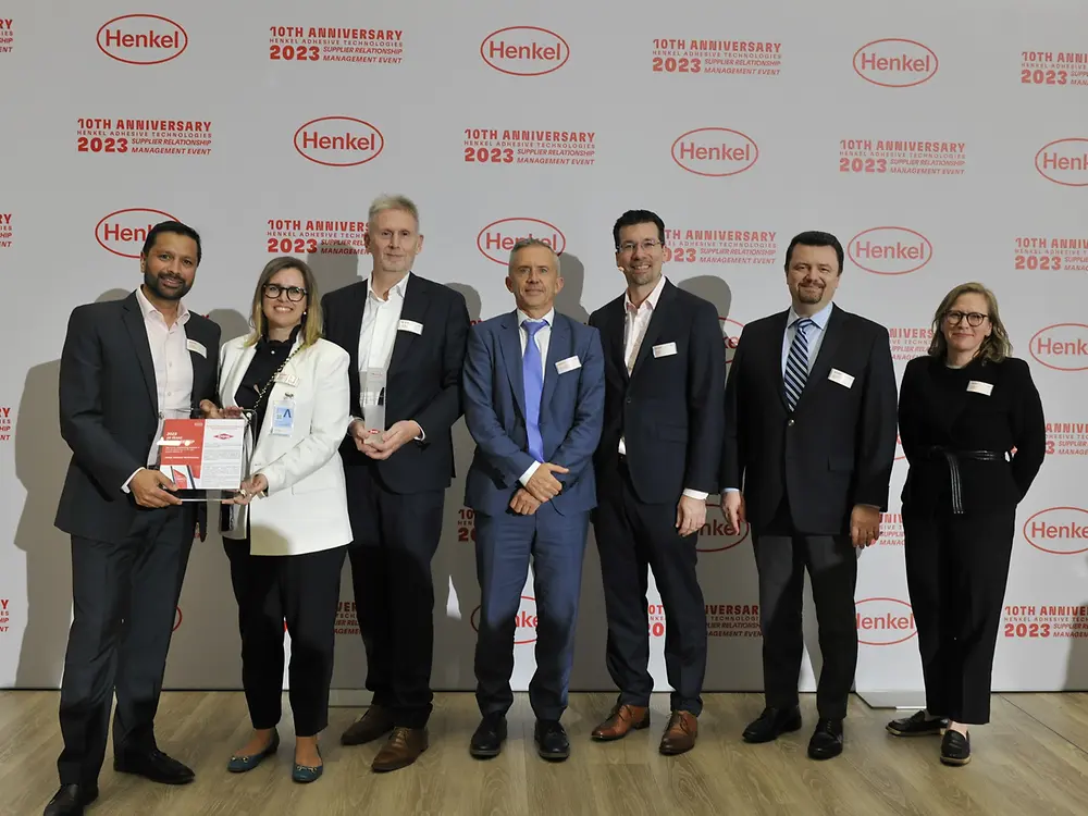 
10 Years Partnership Award for Dow (from left to right): Imran Munshi – Senior Marketing Manager Dow Packaging & Specialty Plastics, Stephanie Sandrock-Beunat – Global Commercial Vice President Dow Consumer Solutions, Chris Mertens – Senior Key Account Manager Dow Consumer Solutions, Jean-Paul Hautekeer – Global Strategic Marketing Director for Building & Infrastructure Dow Consumer Solutions, Mark Dorn – Executive Vice President Henkel Adhesive Technologies, Laurent Remy – Global Business Director for Elastomers Dow Packaging & Specialty Plastics, Pernille Olsen – Corporate Senior Vice President Packaging & Consumer Goods at Henkel Adhesive Technologies