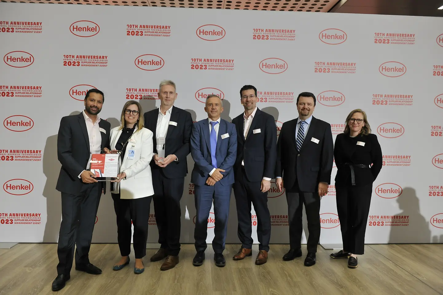 
10 Years Partnership Award for Dow (from left to right): Imran Munshi – Senior Marketing Manager Dow Packaging & Specialty Plastics, Stephanie Sandrock-Beunat – Global Commercial Vice President Dow Consumer Solutions, Chris Mertens – Senior Key Account Manager Dow Consumer Solutions, Jean-Paul Hautekeer – Global Strategic Marketing Director for Building & Infrastructure Dow Consumer Solutions, Mark Dorn – Executive Vice President Henkel Adhesive Technologies, Laurent Remy – Global Business Director for Elastomers Dow Packaging & Specialty Plastics, Pernille Olsen – Corporate Senior Vice President Packaging & Consumer Goods at Henkel Adhesive Technologies