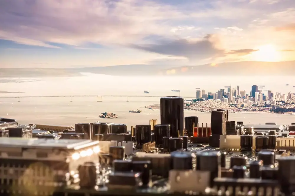 Vue de la ville sur ses toits, avec des bâtiments modernes sous un ciel de coucher de soleil.