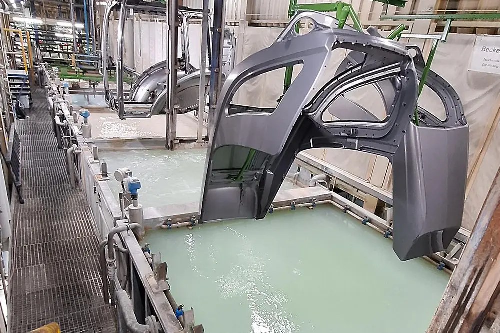 
Bonderite C-AD 20202 is a new low-temperature surfactant for industrial dip degreasing that cleans reliably at temperatures as low as 35 to 40 degrees Celsius. 